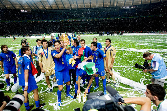 Fotboll, VM 2006, Final, VM-final, Italien, världsmästare, Fabio Grosso, Italien med VM-pokal, jubel, firande.