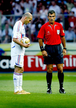  Straff i finalen, Zinedine Zidane, Frankrike, och Horacio Elizondo, domare.