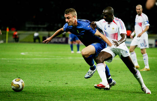 Daniele De Rossi, Italien sticker handen i byxan på Claude