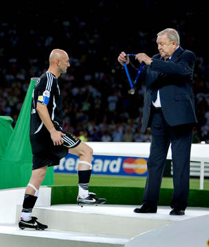 Lennart Johansson, president UEFA, ger silvermedalj till