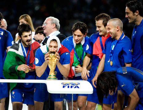   Italien är världsmästare, jubel, firande, Francesco Totti kysser VM pokalen, Alessandro Del Piero, Gennaro Gattuso, tittar på.