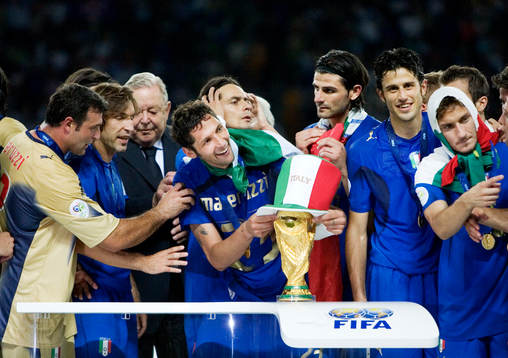   Italien är världsmästare, jubel, firande, Marco Materazzi, sätter en italy-hatt på VM pokalen.