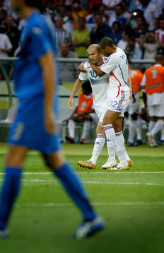  Zinedine Zidane  och Thierry Henry, Frankrike, jubel efter 1-0 av Zidane.