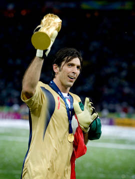  Italien är världsmästare, jubel med pokal. Gianluigi Buffon (målvakt). Guld, buckla. 