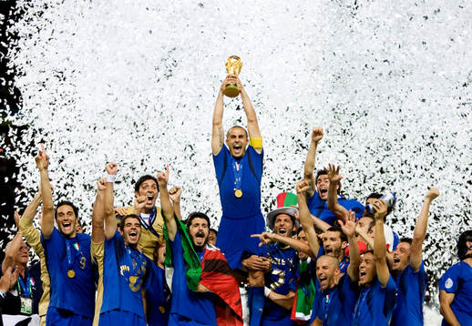 Italien är världsmästare, jubel med pokal. Glädje,