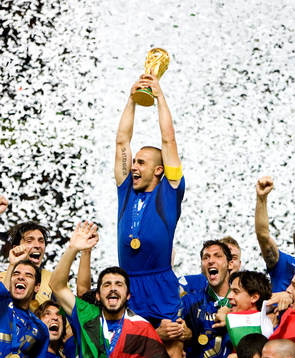 Italien är världsmästare, jubel med pokal.  Fabio