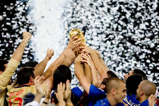 Italien är världsmästare, jubel med pokal. Guld, buckla,