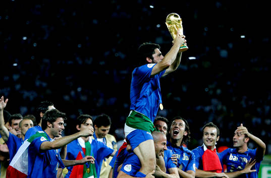  Italien är världsmästare, jubel med pokal.  Gennaro Gattusso. Guld, buckla, glädje.
