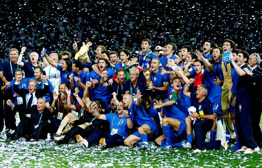  Italien är världsmästare, jubel med pokal.  Guld, glädje, buckla, konfetti, lagbild.