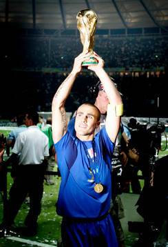  Italien är världsmästare, jubel med pokal.  Fabio Cannavaro, med FIFA-pokalen. Glädje, buckla, guld.