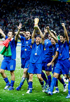  Italien är världsmästare, jubel med pokal.  Alessandro Del Piero, med FIFA-pokalen. Glädje, guld, buckla.
