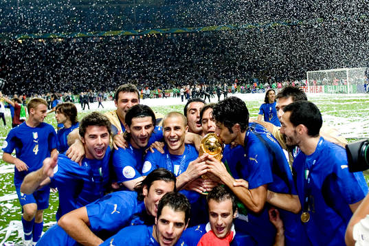 Italien är världsmästare, jubel med pokal. Guld,