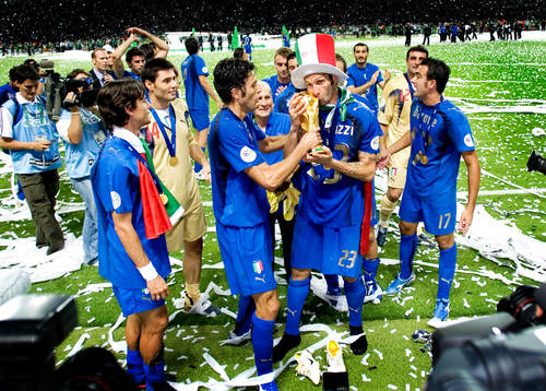 Italien är världsmästare, jubel med pokal. Marco