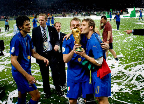Italien är världsmästare, jubel med pokal.  Francesco