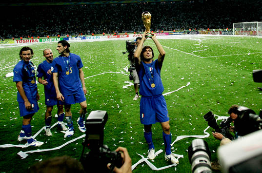 Italien är världsmästare, jubel med pokal.  Cristian