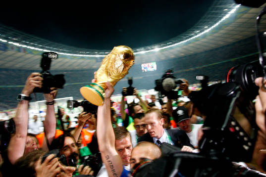Italien är världsmästare.  VM pokalen hålls av Fabio