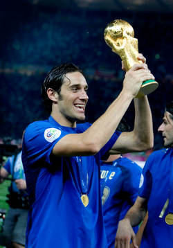 Italien är världsmästare.  Luca Toni med pokalen. Jubel,