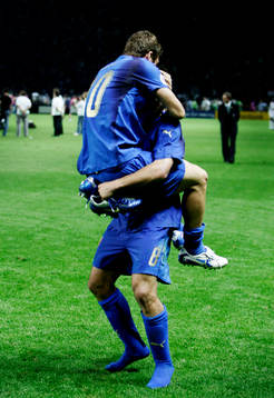 Italien är världsmästare.  Francesco Totti och Gennaro