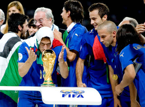 Italien är världsmästare.  Francesco Totti och