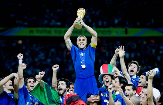 Italien är världsmästare.  Fabio Cannavaro med pokalen.