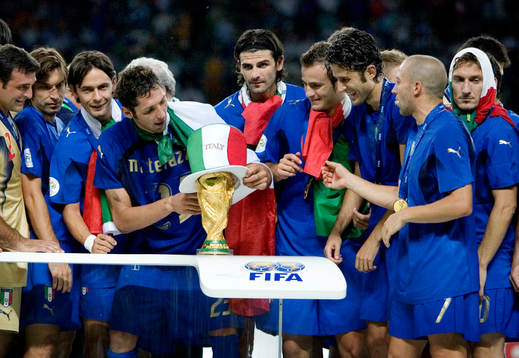 Italien är världsmästare. Marco Matterazzi provar