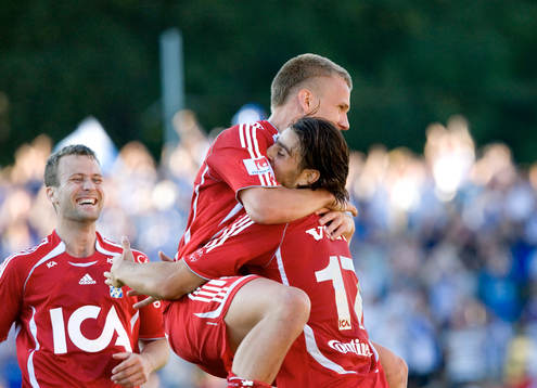  1-4, George Mourad, 2-målsskytten, grattas av de andra två målskyttarna Pontus Wernbloom och Hjalmar Jonsson.