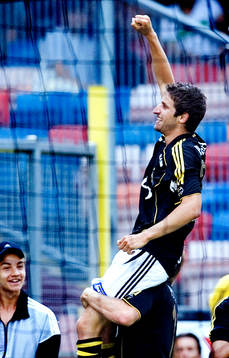 Gabriel Özkan , AIK jublar mot klacken