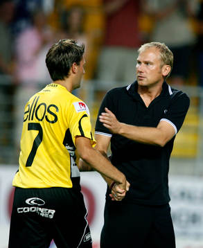 Magnus Haglund, tränare Elfsborg, gratulerar spelarna till