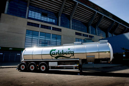 Parken i köpenhamn. Carlsberg truck som levererar öl till