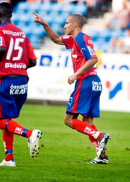  Henrik Larsson, Helsingborg, jubel efter 3-0 och hans andra mål i matchen.