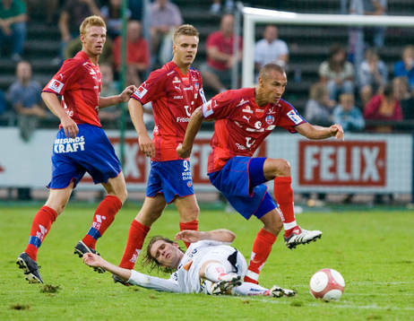 Henrik Larsson flyger över Lasse Johansson, Kalmar