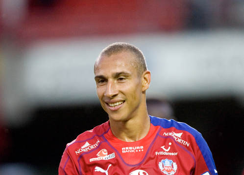  Henrik Larsson glad över målet.
