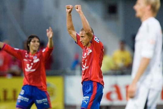  Henrik Larsson glad över målet.