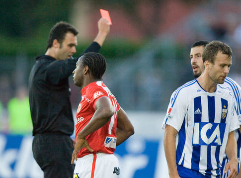 Utvisning, Brima Koroma har sparkat ner Andreas Vasques och