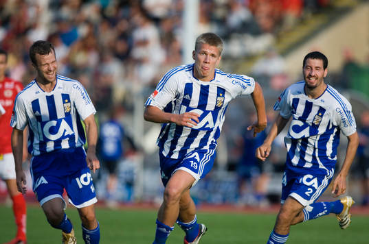   2-målsskytten Pontus Wernbloom jublar, backarna Hjalmar Jonsson och Alejandro Lago jagar för att gratta.