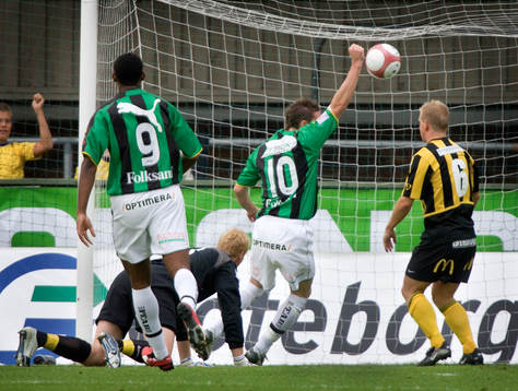  James Keene, GAIS, jubel efter att ha gjort 1-0 målet. Christoffer Källqvist, målvakt och David Marek, Häcken ser på. Även Khari Stephenson, GAIS , bevittnar målet