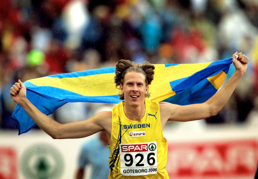  Christian Olsson, Sverige vann. ƒrevarv med flagga. Jubel.
