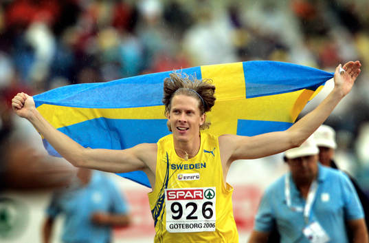  Christian Olsson, Sverige vann. ƒrevarv med flagga. Jubel.