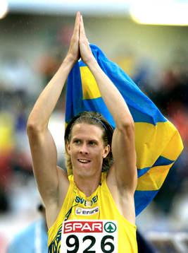  Christian Olsson, Sverige vann. ƒrevarv med flagga. Jubel.