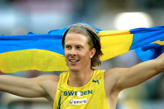  Christian Olsson, Sverige vann. ƒrevarv med flagga. Jubel.