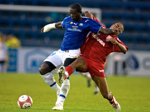 s Michael Mensah går hårt fram mot Assyriskas Patrick