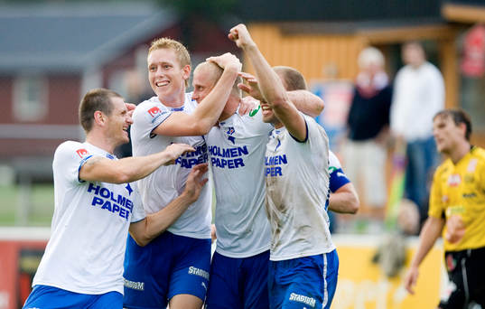   Thomas Magnusson trycker in 0-1 på frisparksretur - och grattas.