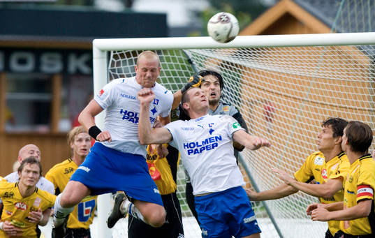   Målskytten Thomas Magnusson och Stefan Thordarson försöker trycka in en hörna bakom Dusan Melicharek.