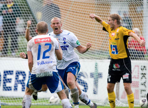   Thomas Magnusson har tryckt in 0-1 på frisparksretur - och grattas av Gardar Gunnlaugsson medan Simon Sjöfors protesterar.