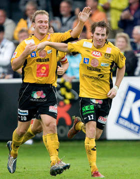   1-1, Johan Persson‚ nyförvärvet från IFK Hässleholm, har gjort 1-1 och grattas av Marcus Ekenberg.