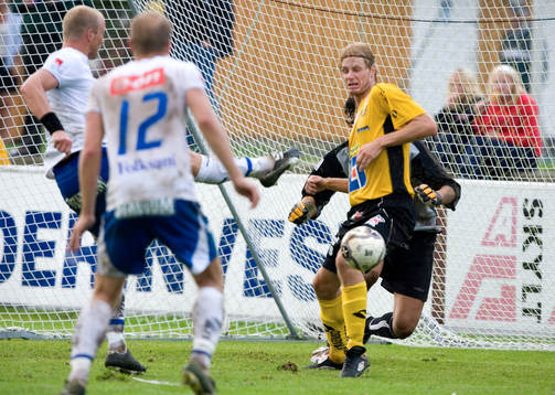   Thomas Magnusson trycker in 0-1 på frisparksretur - och grattas.