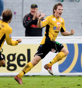   1-1, Johan Persson‚ nyförvärvet från IFK Hässleholm, har gjort 1-1 och jublar. Jubel.