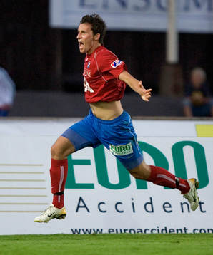  1-0 Ingmar Teever, har nickat förbi Bengt Andersson i IFK-målet och jublar. Jubel.