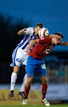 Mattias Bjärsmyr klättrar på målskytten Ingmar Teever
