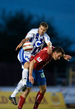 Mattias Bjärsmyr klättrar på målskytten Ingmar Teever